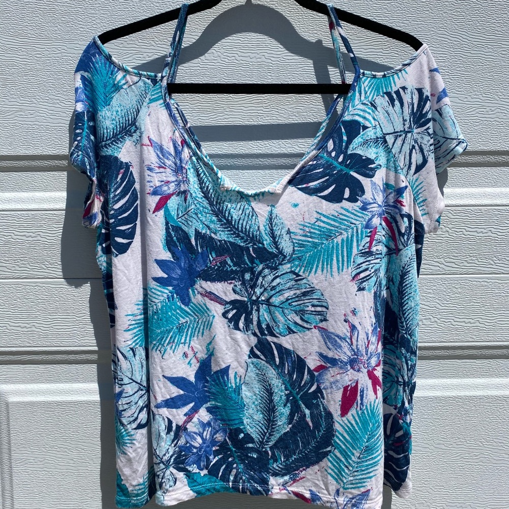 🦋Cute over-the-shoulder, floral top